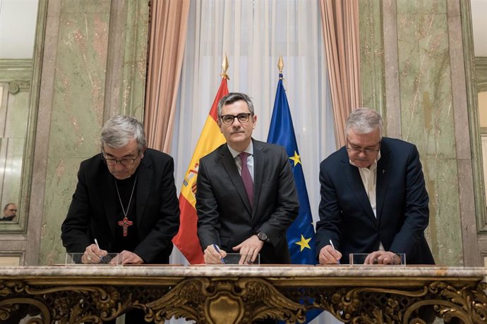 El ministro de la Presidencia, Justicia y Relaciones con las Cortes, Félix Bolaños (c), el presidente de la CEE Luis Argüello (i), y el Presidente de la Conferencia Española de Religiosos, Jesús Díaz Sariego (d), a 8 de enero de 2026, en Madrid (España).