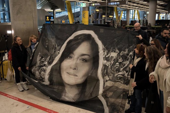 Familiares y amigos esperan la llegada a España de los españoles liberados por el gobierno venezolano, en el aeropuerto de Barajas, a 9 de enero de 2026, en Madrid (España)