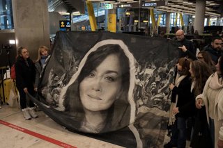 Familiares y amigos esperan la llegada a España de los españoles liberados por el gobierno venezolano, en el aeropuerto de Barajas, a 9 de enero de 2026, en Madrid (España)