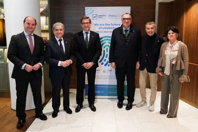 El consejero de Turismo y Andalucía Exterior de la Junta de Andalucía, Arturo Bernal, y el consejero de Industria, Energía y Minas, Jorge Paradela, en la presentación de la programación de eMobility Expo World Congress-MOW 2026.