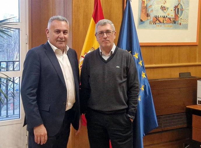 El alcalde de Isla Cristina, Jenaro Orta (izquierda) , y el secretario de Estado de Medio Ambiente, Hugo Morán.