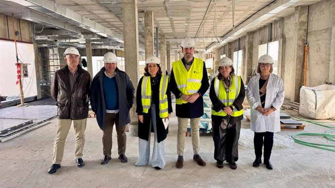Botella y Reyes (centro), durante la visita a las obras del futuro centro de salud de Villanueva de Córdoba.
