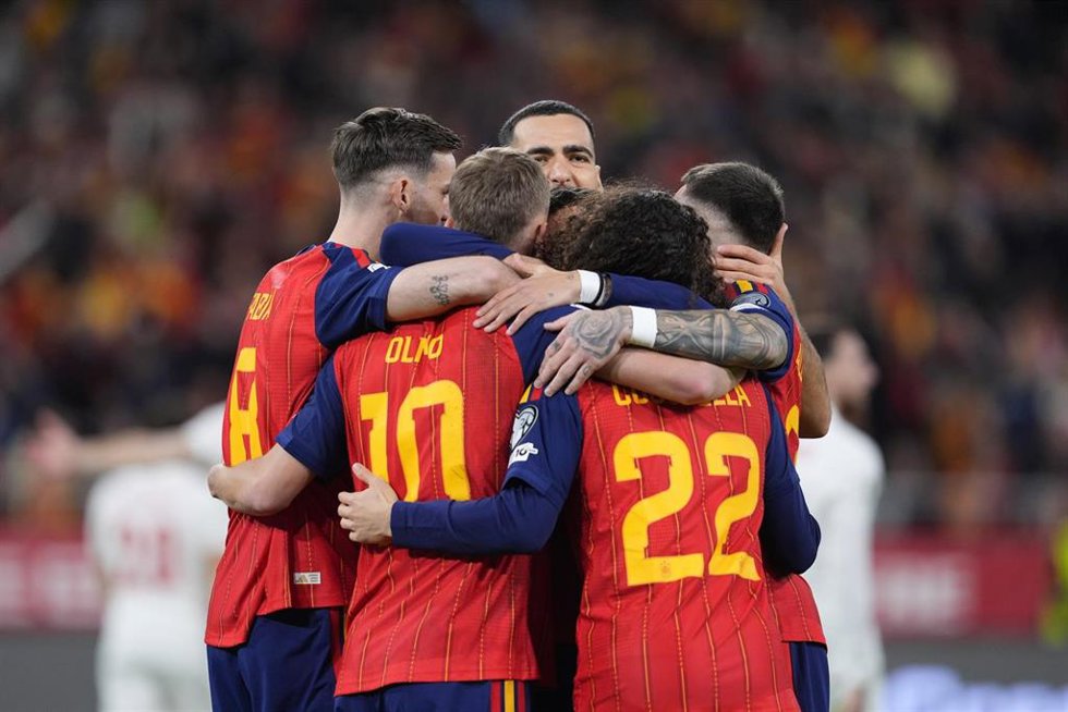Archivo - Los jugadores de la selección española de fútbol celebran un gol.