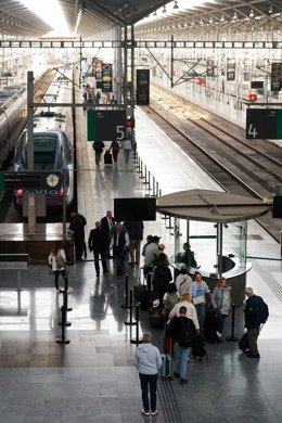 Archivo - Numerosas personas esperan en la estación de trenes de María Zambrano en una imagen de archivo