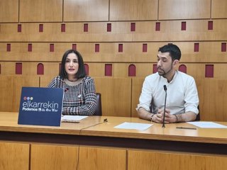 Los concejales de Elkarrekin Vitoria Garbiñe Ruiz y Óscar Fernández