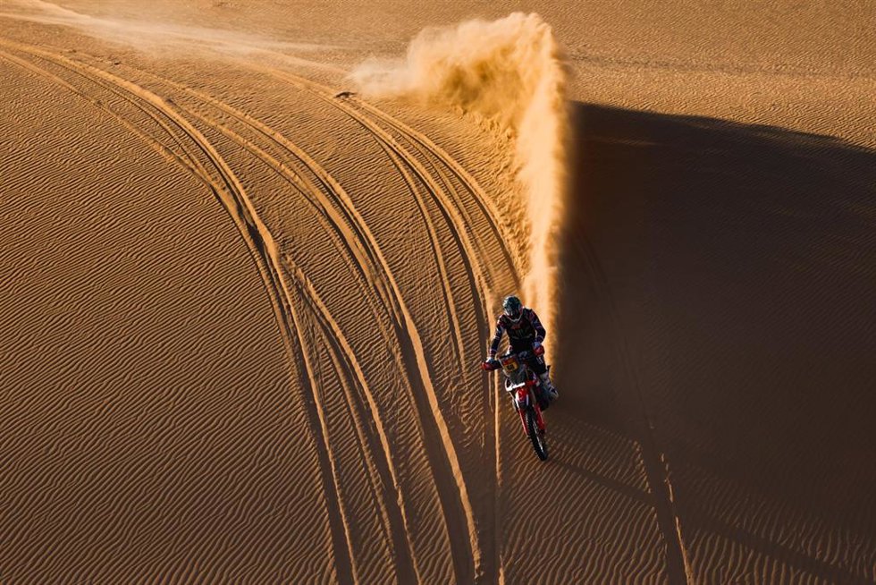 El piloto español Tosha Schareina (Honda), en el Rally Dakar 2026.