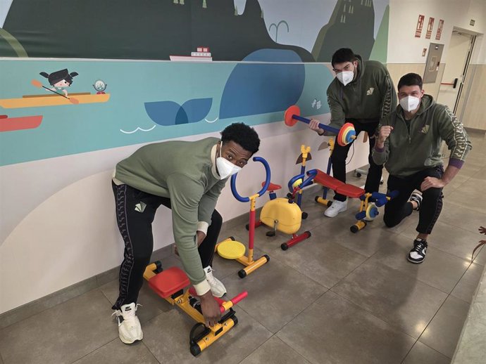 Los jugadores del Málaga CF y del Unicaja inauguran un minigimnasio para los niños ingresados en el Hospital Quirónsalud Málaga