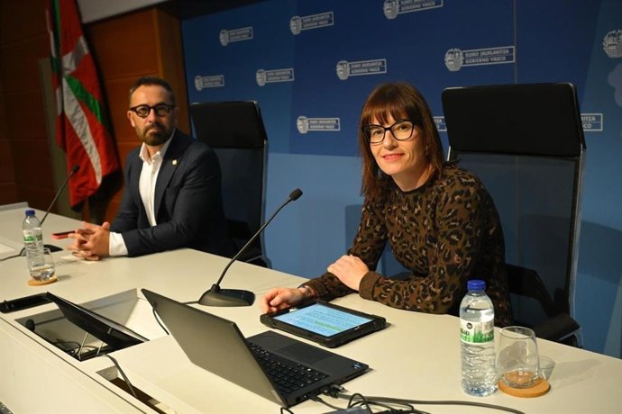 La jornada ha sido inaugurada por la presidenta de Eudel, Esther Apraiz, y el consejero de Vivienda, Denis Itxaso.