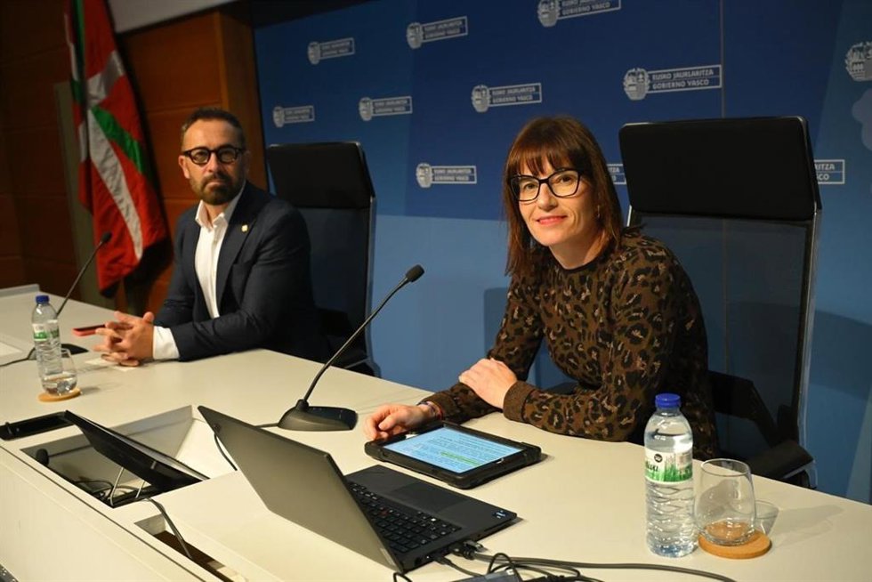 La jornada ha sido inaugurada por la presidenta de Eudel, Esther Apraiz, y el consejero de Vivienda, Denis Itxaso.