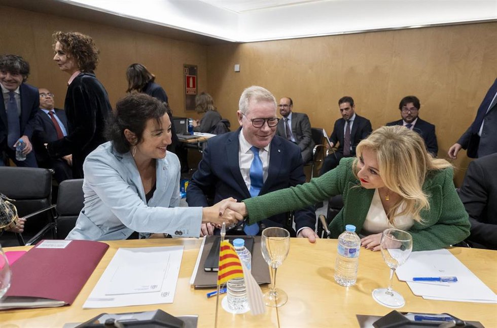 La consejera de Economía, Carolina España, saluda a una hómologa en el Consejo de Política Fiscal y Financiera (CPFF) que se celebra este miércoles en Madrid.