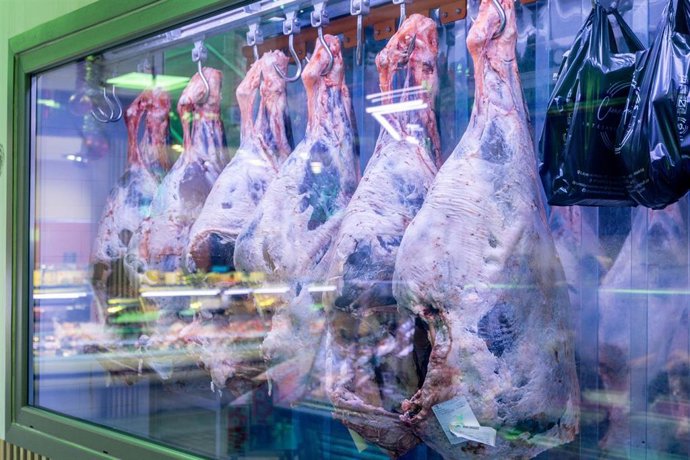 Carne colgada en una carnicería.