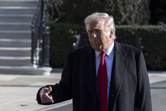 El presidente de Estados Unidos, Donald Trump, habla con la prensa a su salida de la Casa Blanca para desplazarse al estado de Míchigan (archivo)