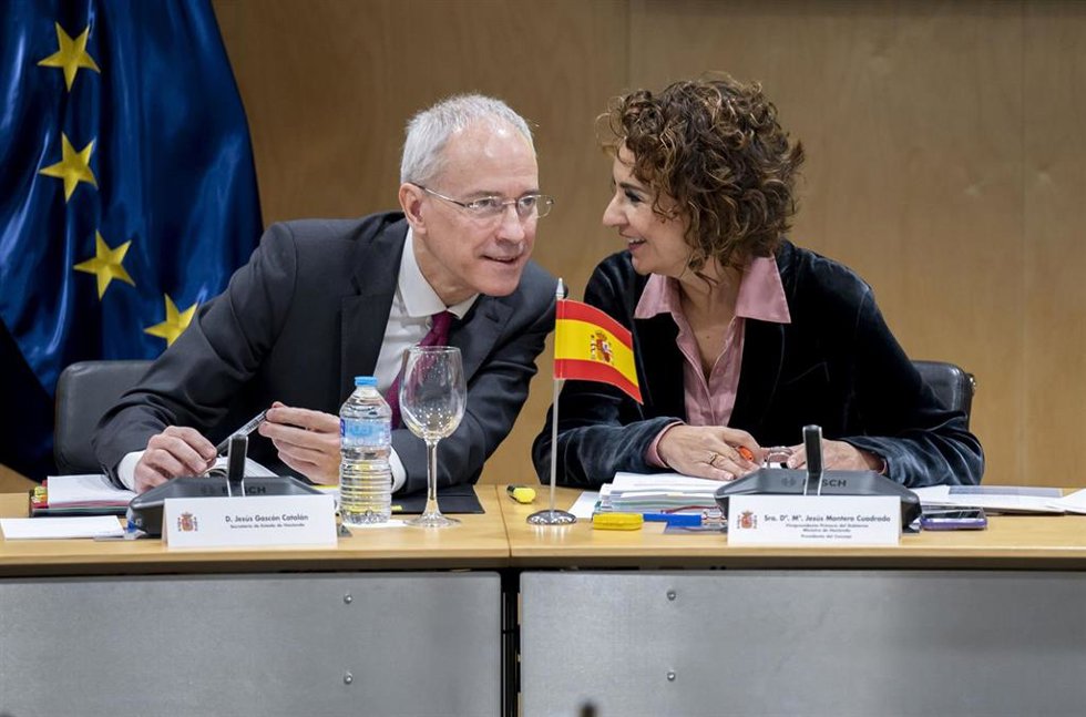 El secretario de Estado de Hacienda, Jesús Gascón Catalán, y la vicepresidenta primera y ministra de Hacienda, María Jesús Montero, durante el Consejo de Política Fiscal y Financiera (CPFF), a 14 de enero de 2026, en Madrid (España). Durante la reunión 
