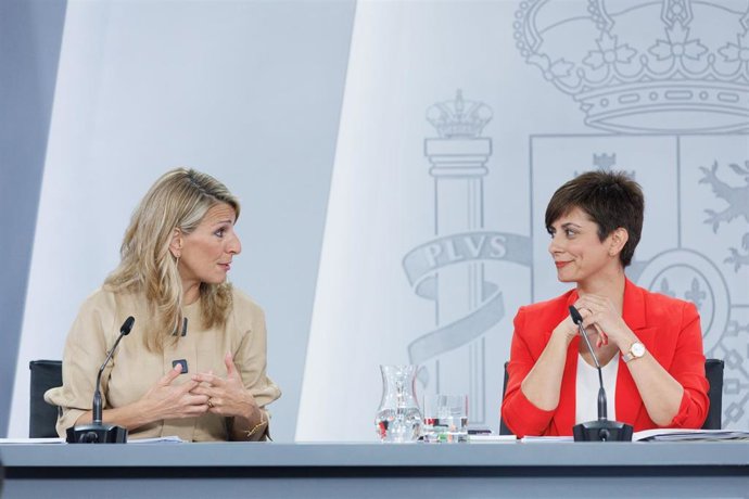 Archivo - La vicepresidenta segunda y ministra de Trabajo, Yolanda Díaz y la ministra de Vivienda, Isabel Rodríguez.