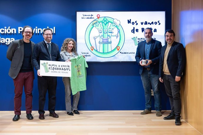 El diputado Luis Rodríguez y rl alcalde de Sierra de Yeguas, Miguel Ángel Sánchez, han dicho que la nueva ruta senderista se enmarca en la estrategia de dinamización turística puesta en marcha con motivo de la tradicioanl Feria del Espárrago.