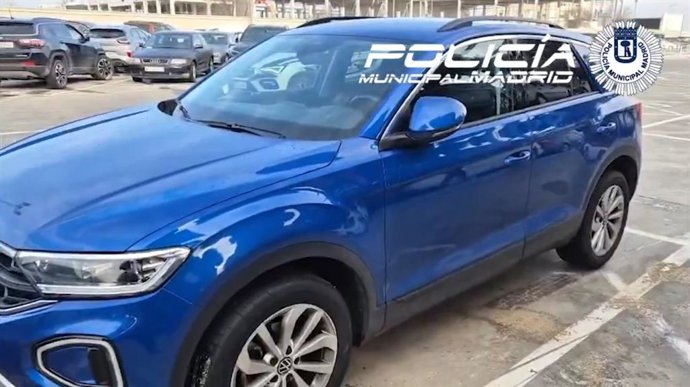 Detenido en Puente de Vallecas al ser sorprendido conduciendo un coche robado con placas de matrícula falsas