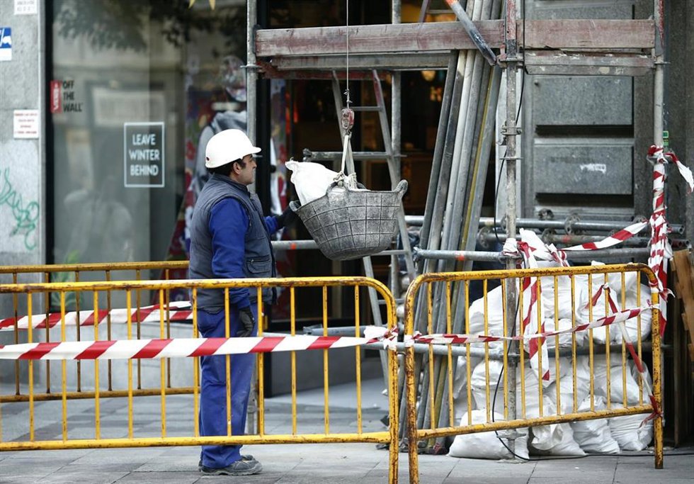 Archivo - Un trabajador en una obra