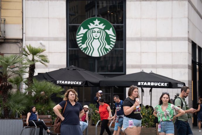 Archivo - Una cafetería de la franquicia Starbucks en Barcelona, 