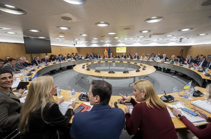 La consejera de Economía de la Comunidad de Madrid, Rocío Albert (i), durante el Consejo de Política Fiscal y Financiera (CPFF), a 14 de enero de 2026