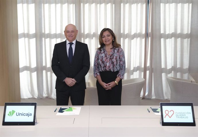 El convenio ha sido firmado por el director de Comunicación e Imagen de Unicaja, Fernando Ríos, y por la directora de la oficina de Málaga de la Fundación Quiero Trabajo, Silvia Ortiz.