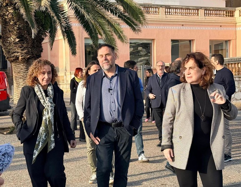 El líder de ERC, Oriol Junqueras, junto con la portavoz de ERC en el Parlament, Ester Capella, y la alcaldesa de Sitges, Aurora Carbonell, antes de la reunión del grupo parlamentario.