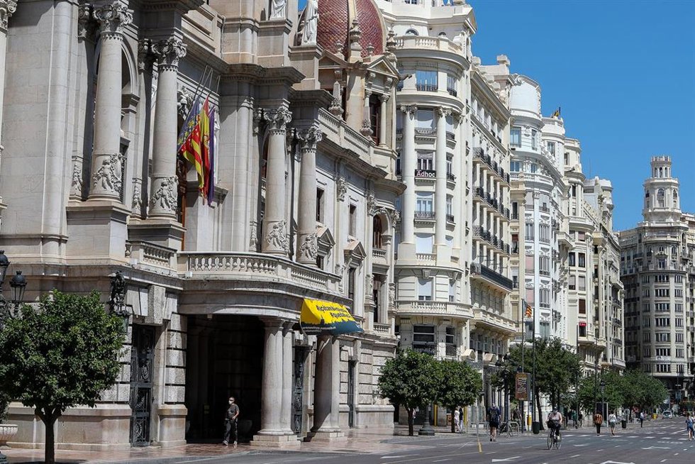 Archivo - Bandera de España a media asta en la fachada del Ayuntamiento de Valncia