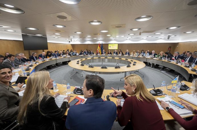 La consellera d'Economia de la Comunitat de Madrid, Rocío Albert (e), durant el Consell de Política Fiscal i Financera (CPFF), a 14 de gener del 2026