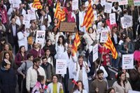 Unos 1.000 médicos reclaman en Barcelona un convenio propio en el primer día de huelga