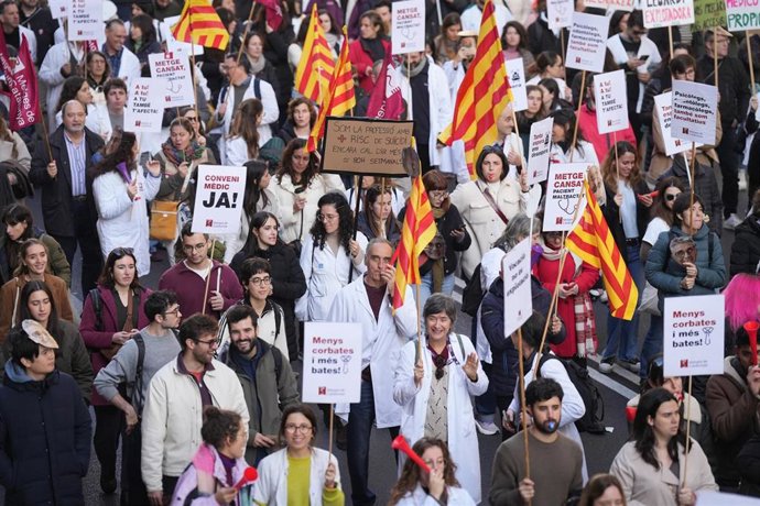 Médicos durante la huelga en Barcelona promovida por Metges de Catalunya este miércoles