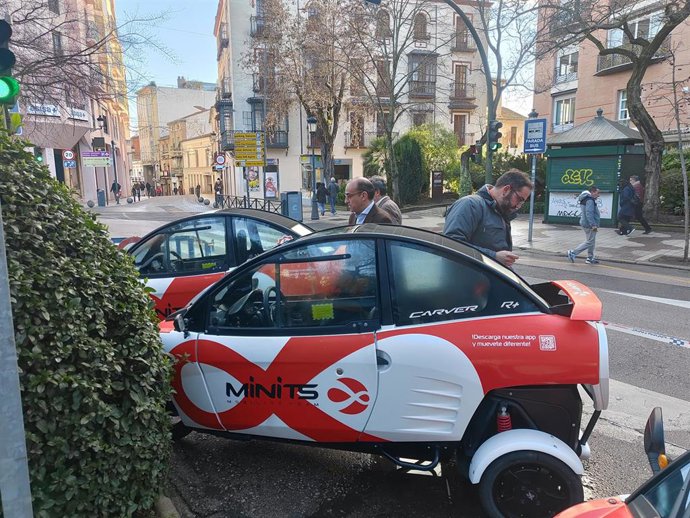 Cáceres pone en marcha un sistema de alquiler de vehículos biplazas eléctricos para circular por la ciudad