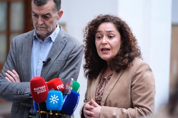 La portavoz parlamentaria de Por Andalucía, Inma Nieto, atiende a los medios junto al candidato a la Junta y líder de IU, Antonio Maíllo, en el Parlamento andaluz.