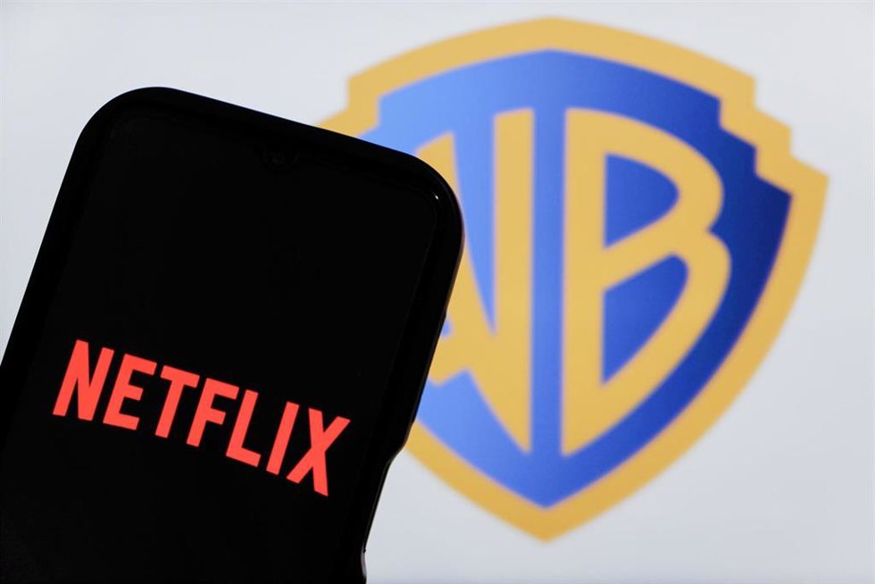 Archivo - 05 December 2025, Indonesia, Bandung: A photo illustration shows the logo of Netflix displayed on a mobile phone screen in front of the logo of Warner Bros. Photo: Algi Febri Sugita/ZUMA Press Wire/dpa