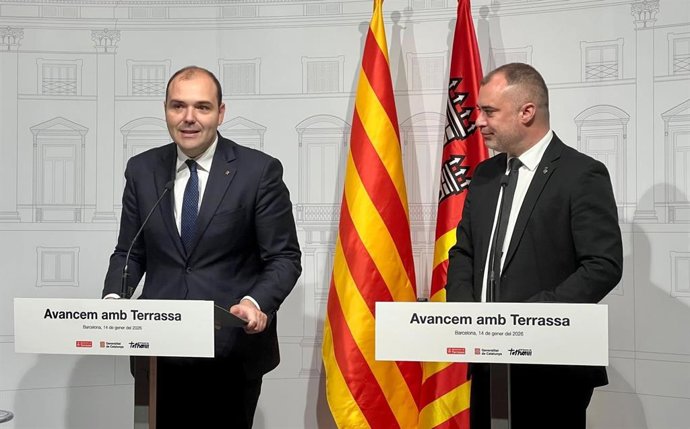 El conseller de la Presidencia de la Generalitat, Albert Dalmau, junto al alcalde de Terrassa (Barcelona), Jordi Ballart