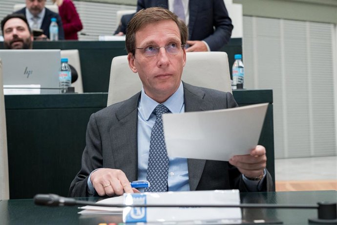 Archivo - El alcalde de Madrid, José Luis Martínez-Almeida, a su llegada a una sesión extraordinaria del Pleno municipal, en el Palacio de Cibeles, a 23 de diciembre de 2024 en Madrid (España).
