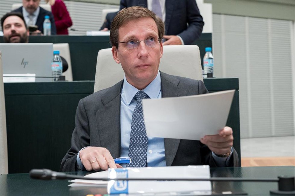 Archivo - El alcalde de Madrid, José Luis Martínez-Almeida, a su llegada a una sesión extraordinaria del Pleno municipal, en el Palacio de Cibeles, a 23 de diciembre de 2024 en Madrid (España).