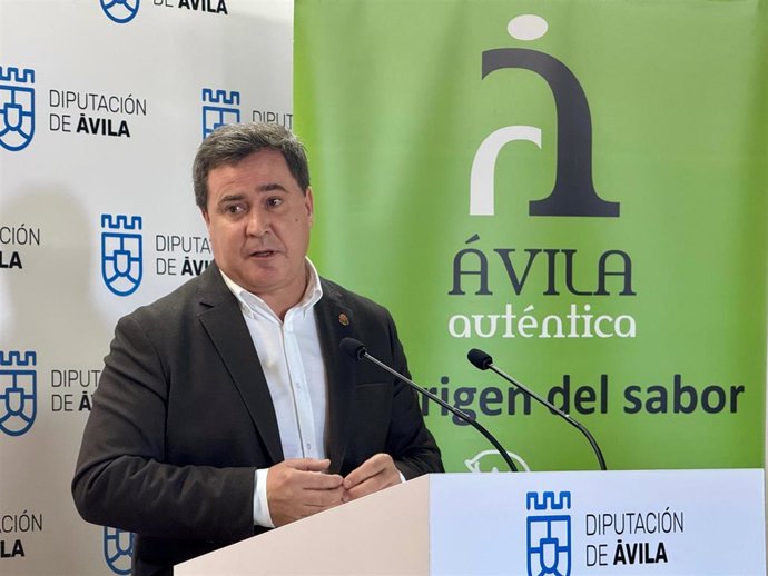 El vicepresidente primero y diputado de Desarrollo Rural y Medio Ambiente de la Diputación de Ávila, Jesús Martín, durante la presentación de la presencia en ferias de Ávila Auténtica.