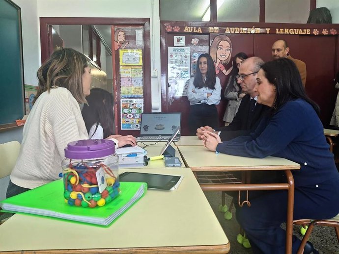 El consejero de Educación y Formación Profesional, Víctor Marín, visita el colegio Alfonso X de Yecla, donde se desarrolla el programa ‘Panda’ para mejorar la lectura y la escritura en niños con dificultades de aprendizaje
