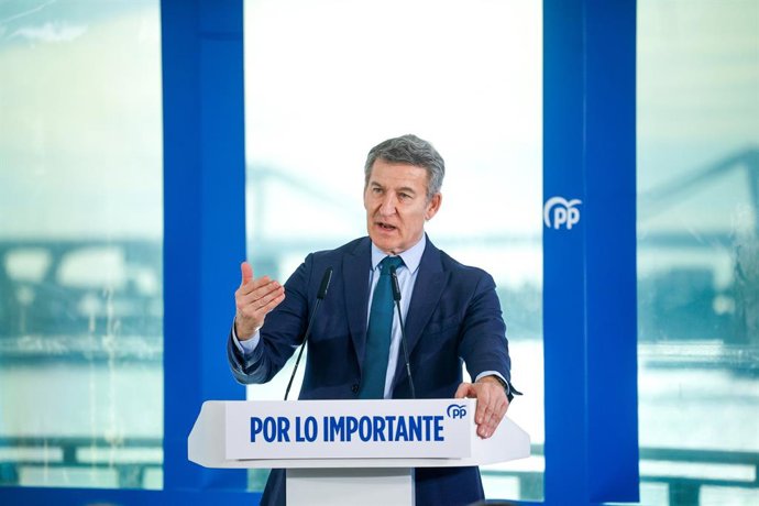 El presidente del Partido Popular, Alberto Núñez Feijóo, interviene durante un acto tras el comité de dirección nacional del PP, en el Hotel Grand Marina, a 12 de enero de 2026, en Barcelona, Catalunya (España). Este encuentro en la capital catalana se pr