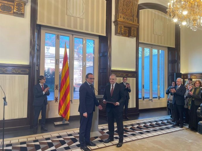 Imagen del momento de la entrega del acta a Josep Tomàs Salàs