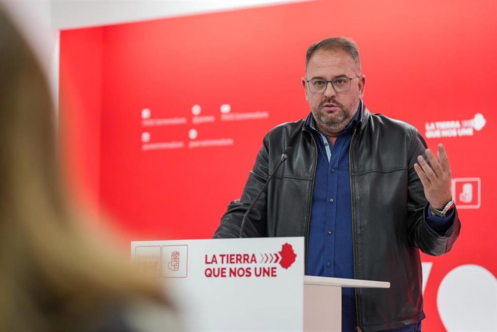 Archivo - El alcalde de Mérida, Antonio Rodríguez Osuna, en una rueda de prensa en la sede regional del partido.