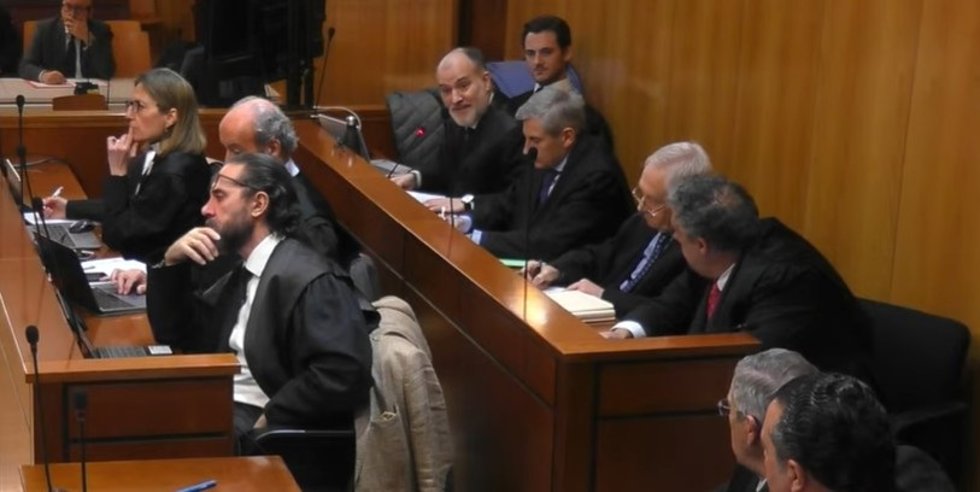 El abogado del exdirectivo de Iberdrola, Ricardo Bravo, cuarto por la derecha en el  banquillo más próximo a la pared de la sala, en plena exposición de su informe final en el juicio por la 'trama eólica'.