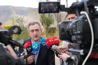El presidente del EBB, Aitor Esteban, atiende a los medios antes de la jornada de trabajo del PNV, en el Hotel Usategieta, a 14 de enero de 2026, en Oyarzun, Guipuzcoa, País Vasco (España). 