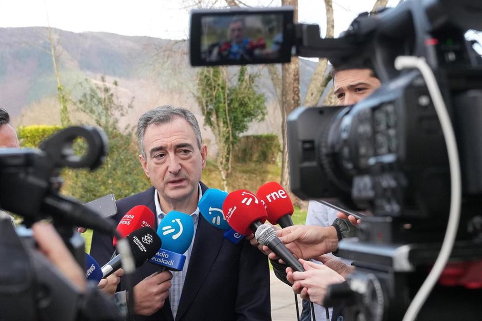 El presidente del EBB, Aitor Esteban, atiende a los medios antes de la jornada de trabajo del PNV, en el Hotel Usategieta, a 14 de enero de 2026, en Oyarzun, Guipuzcoa, País Vasco (España). 
