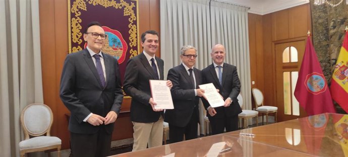 Salvador Fuentes y José María Bellido, en el centro, firman la cesión en compañía de José Carlos Gómez Villamandos y Ricardo Mairál.