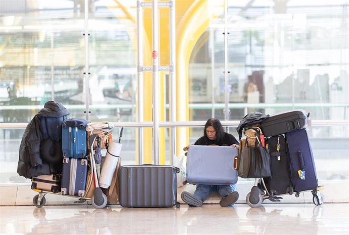 Archivo - Una persona con varias maletas, en la terminal 4 del aeropuerto Adolfo Suárez Madrid-Barajas, a 24 de julio de 2025, en Madrid (España).
