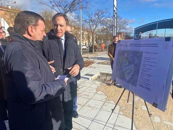El consejero de la Presidencia, Luis Miguel González Gago, visita junto al alcalde de Salamanca, Carlos García Carbayo, las obras de urbanización de la Plaza de Vistahermosa