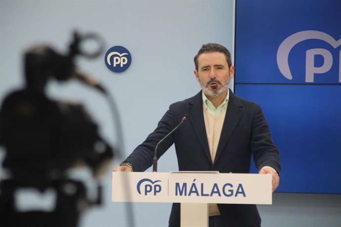 El secretario general del PP de Málaga, José Ramón Carmona, en rueda de prensa