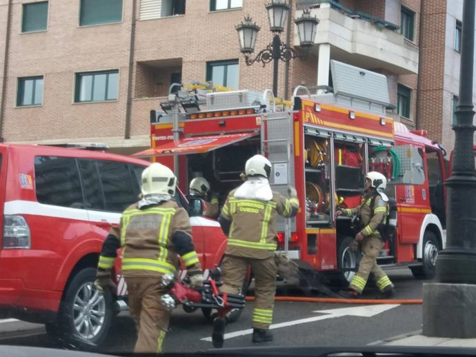 Archivo - Bomberos de Oviedo durante una intervención.