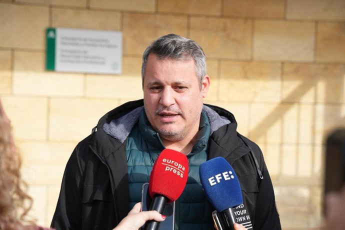 El tío y portavoz de la familia de Sandra Peña, Isaac Villar, tras la reunión en la Consejería de Desarrollo Educativo.