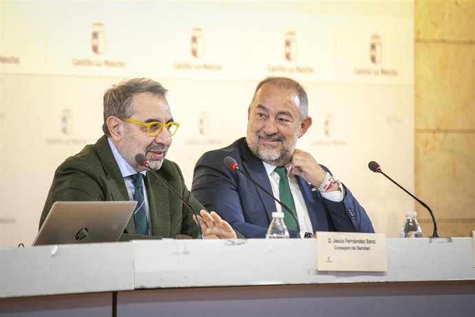 El consejero de Sanidad, Jesús Fernández Sanz, junto al rector de la UCLM, Julián Garde.